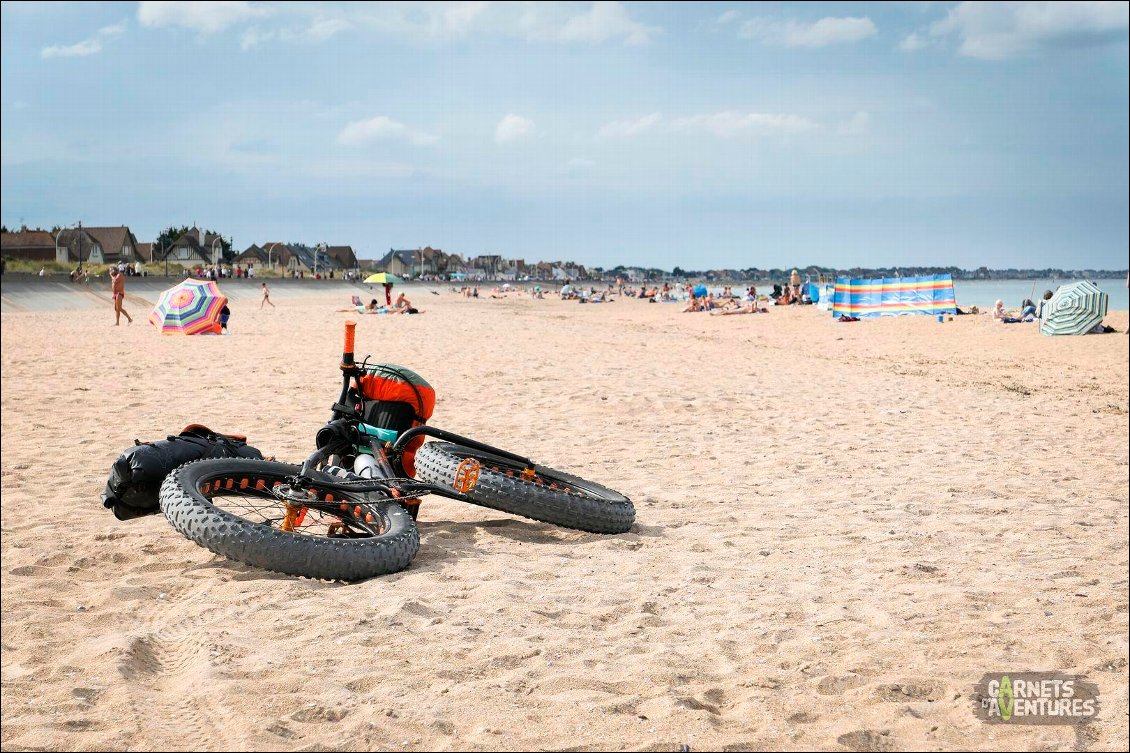 Plage de Ouistreham.
Nous sommes dimanche, il fait bon, tout le monde profite de l'été indien.
Il fait si bon que je m'offre ma seule baignade du trip ! Une heure plus tard, il pleut...