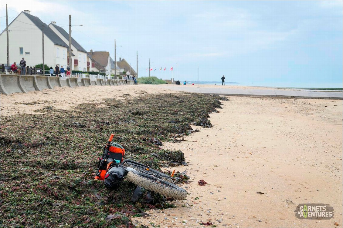 Parfois, une belle promenade permet de longer le front de mer. On est dimanche, on voit qu'elle est bien utilisée par les piétons. Et souvent, elle est interdite aux vélos. Peu importe, le fatbike s'accommode de tout revêtement, même un parterre d'algues.