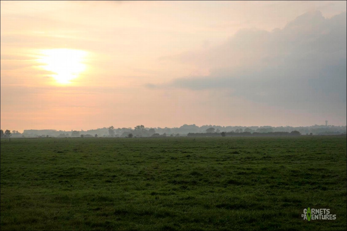 Dans la lumière vespérale, cette ambiance est aussi apaisante que surréaliste.