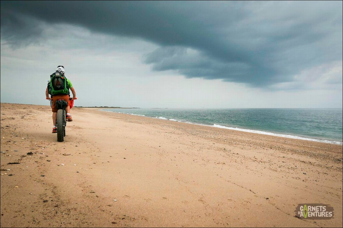 Anse de Gattemare.
Vous sentez la pluie arriver ? Moi oui !
Quelques minutes plus tard, je plante le bivouac sous l'averse. Celle de trop, qui fait stopper plus tôt que prévu, de peur de terminer la journée trempé. Qu'importe, je sens qu'avec un peu de motivation il sera possible d'aller voler demain.