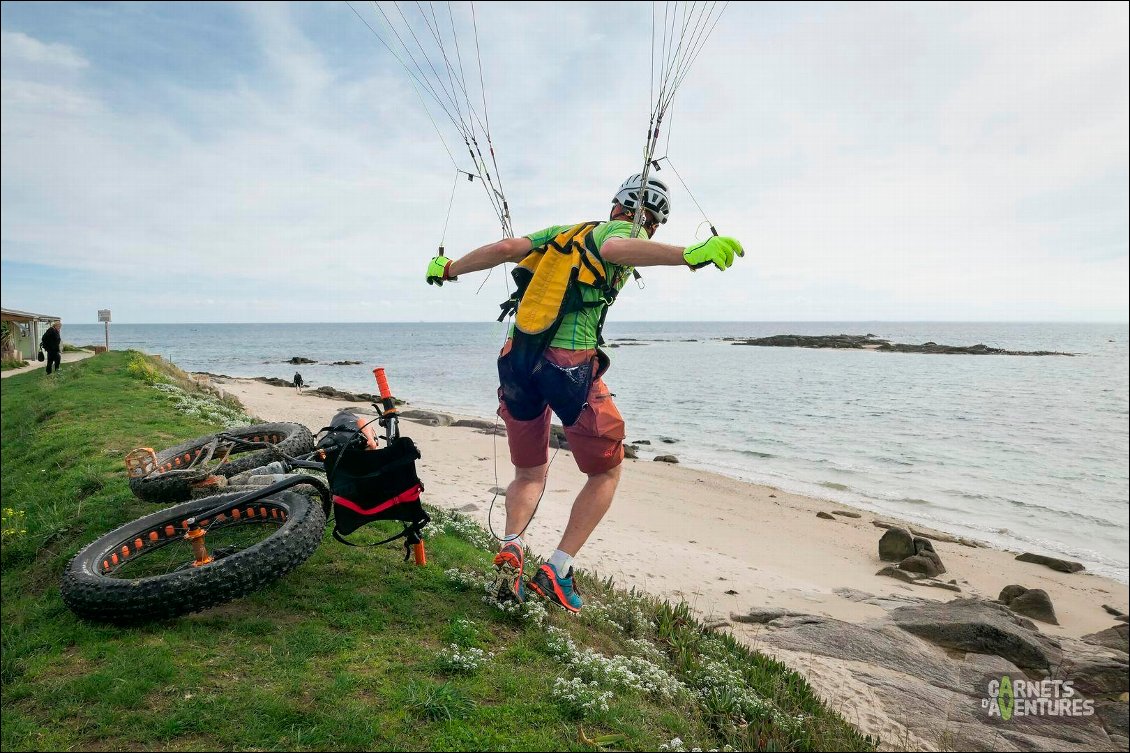 Pointe du Saire.
Bingo ! Ces quelques mètres bien orientés serviront à faire de petits sauts de puce, sous les regards parfois interloqués des promeneurs, qui me disent être davantage habitués à voir des kiteurs dans le coin !