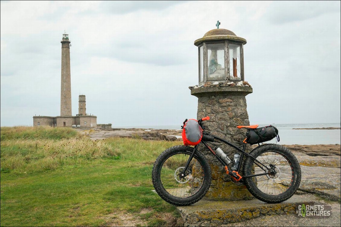 Phare de Barfleur.
Alors que j'étais en t-shirt quelques heures plus tôt, j'essuie maintenant quelques averses...