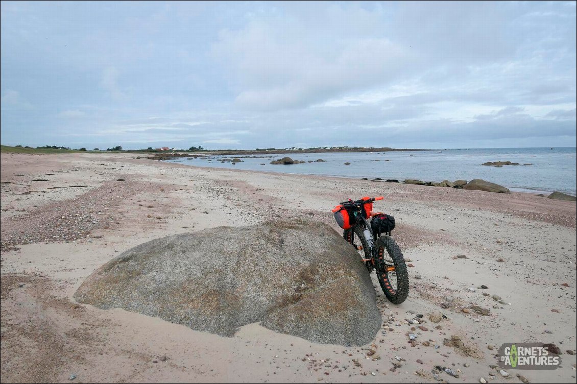 Vers la pointe de la Loge.
Sur les plages, moins larges mais bien roulantes, le granit fait son apparition. Un petit air qui me rappelle la Bretagne !