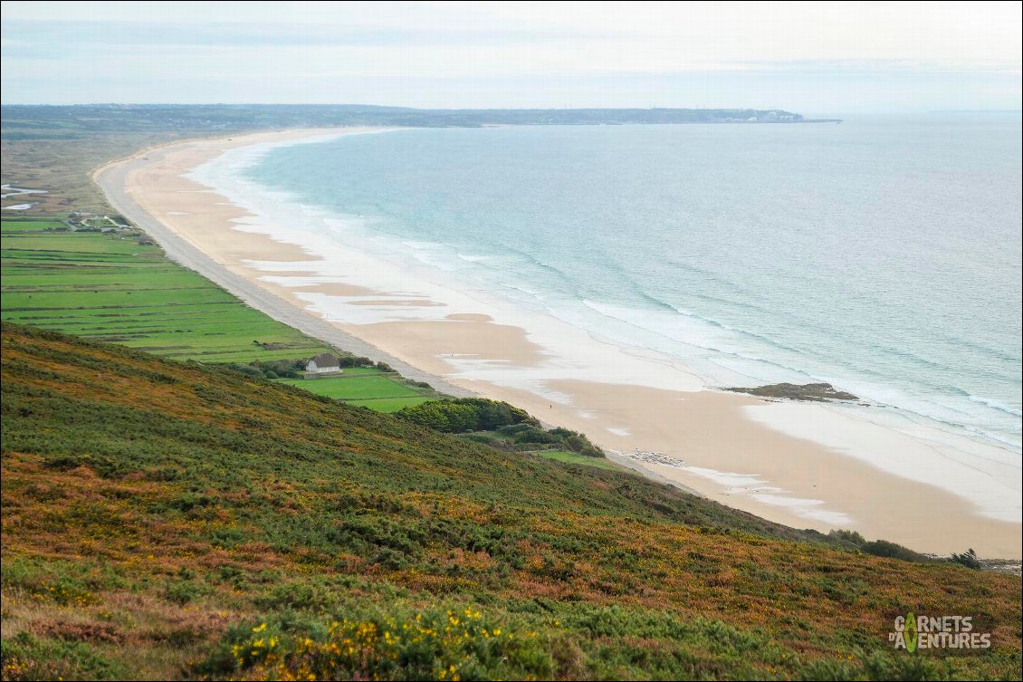 Depuis le décollage des Pierres Pouquelées.
Vers le sud, la plage et les dunes de Biville s'étendent à perte de vue.