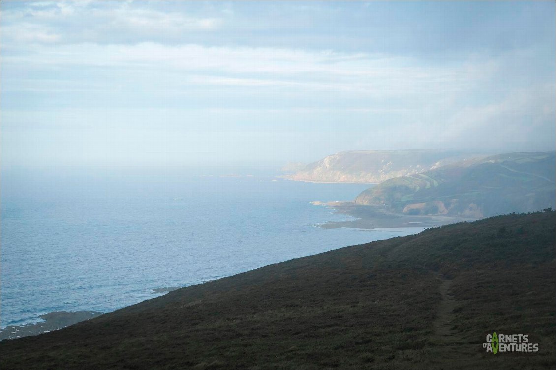 Depuis le décollage.
Au loin, le nez de Jobourg prend le soleil alors que les terres sont sous la pluie.