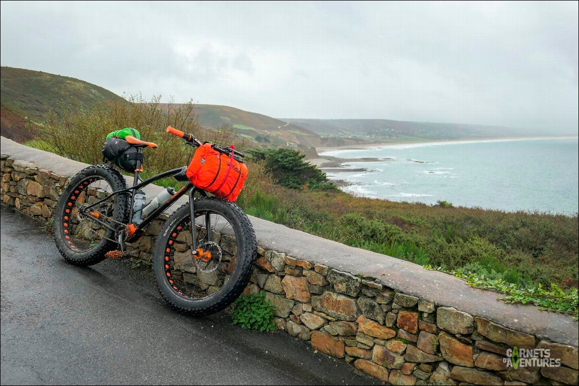 Vers les Treize Vents.
Je me rends chez André, et pour éviter la grande route qui longe l'usine de la Hague et longer la mer, c'est un parcours de montagnes russes. Solitude assurée.