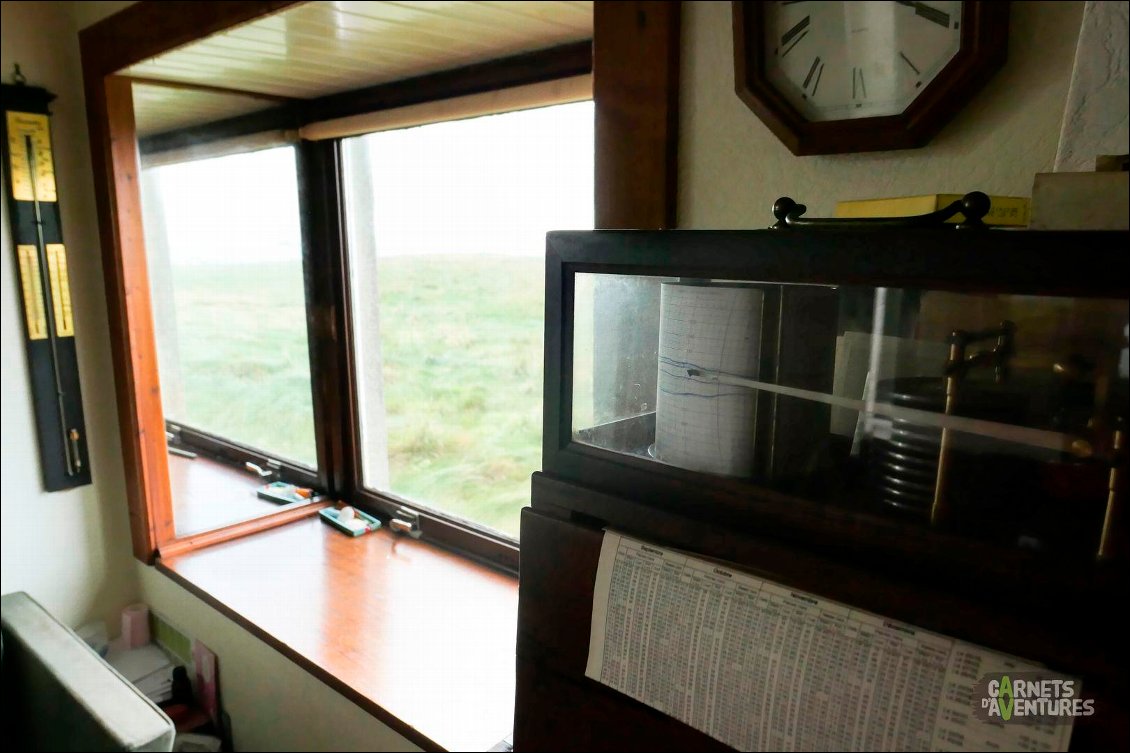 Chez un ami d'André.
Depuis 30 ans, le barographe y enregistre les plus belles tempêtes. Avec un point de vue privilégié, cette fenêtre est un mirador donnant directement sur le phare de Goury.