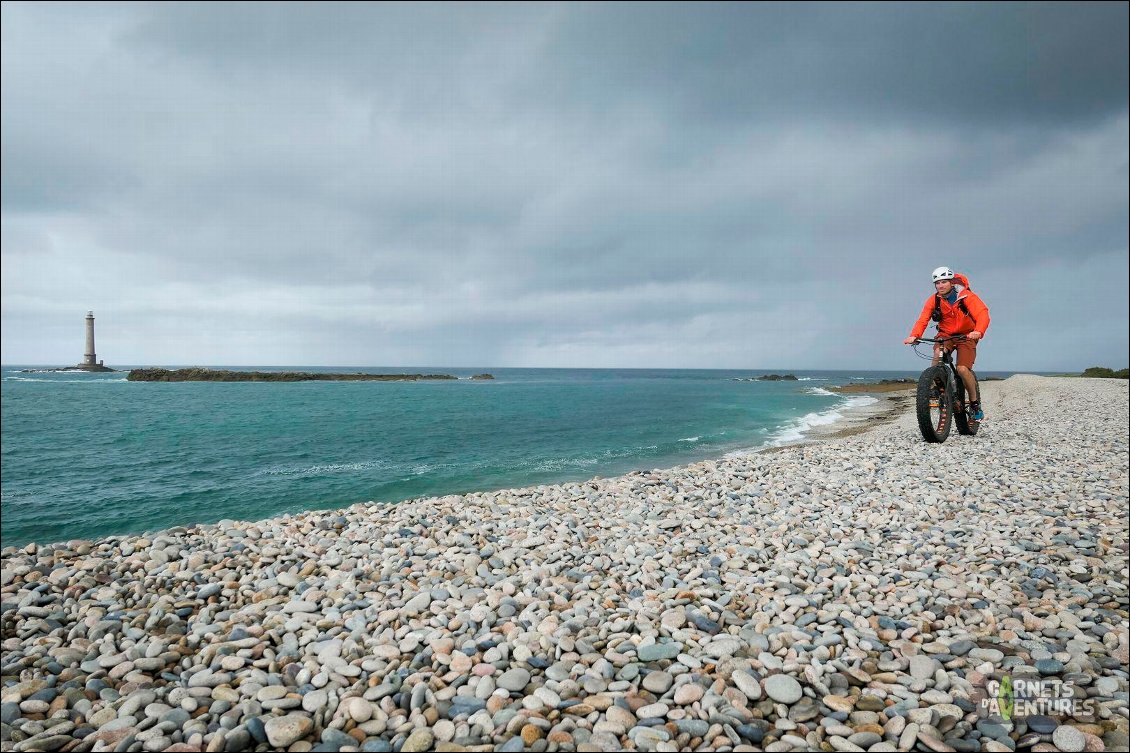 Phare de Goury.
Le fatbike se découvre un nouveau terrain : les galets. Sans problème.
Au large, c'est le passage du Raz Blanchard : un des courants de marée les plus puissants d'Europe y sévit.