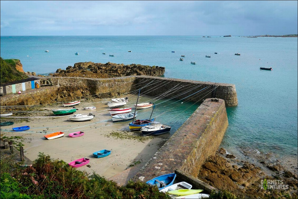 Port Racine.
Surnommé "plus petit port de France". Des aussières permettent d'amarrer les bateaux.