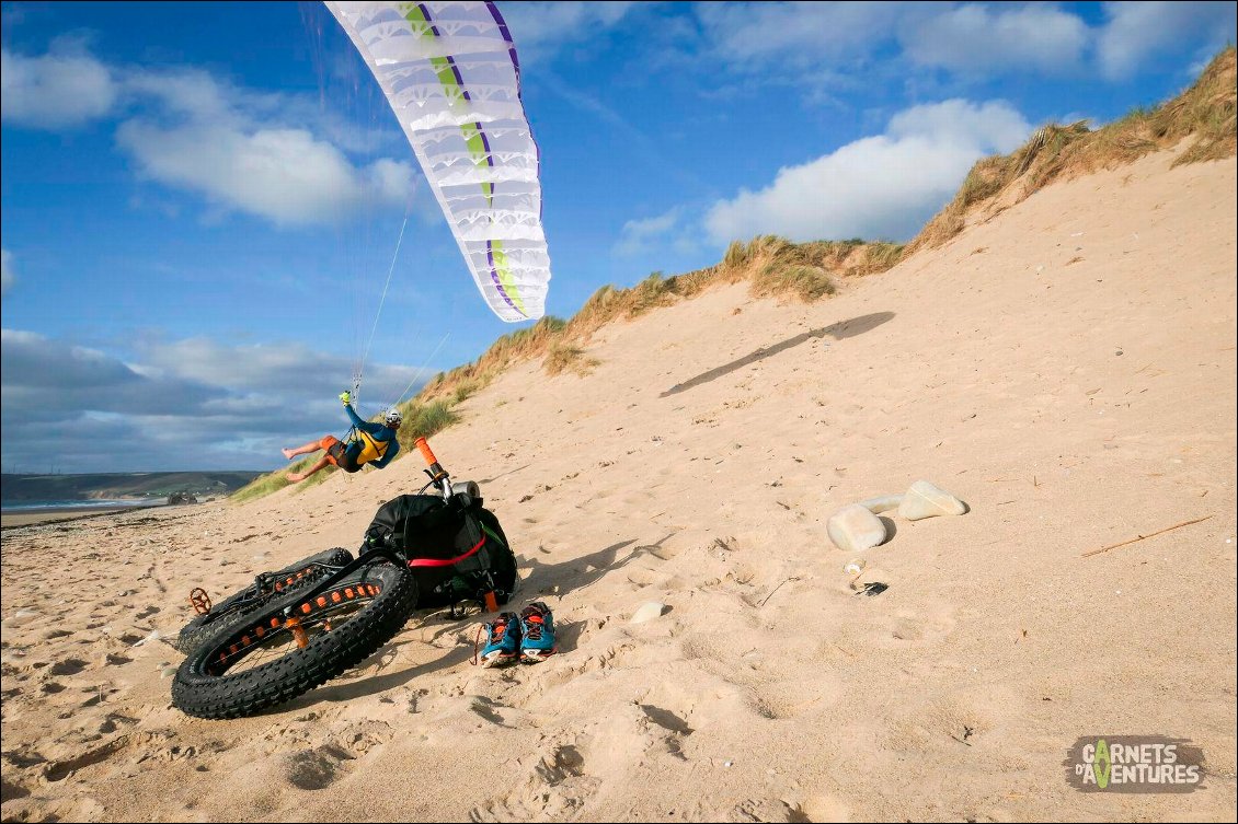 Dune de Biville.
Soaring à ras du sol, pieds nus. Octobre à la Hague...