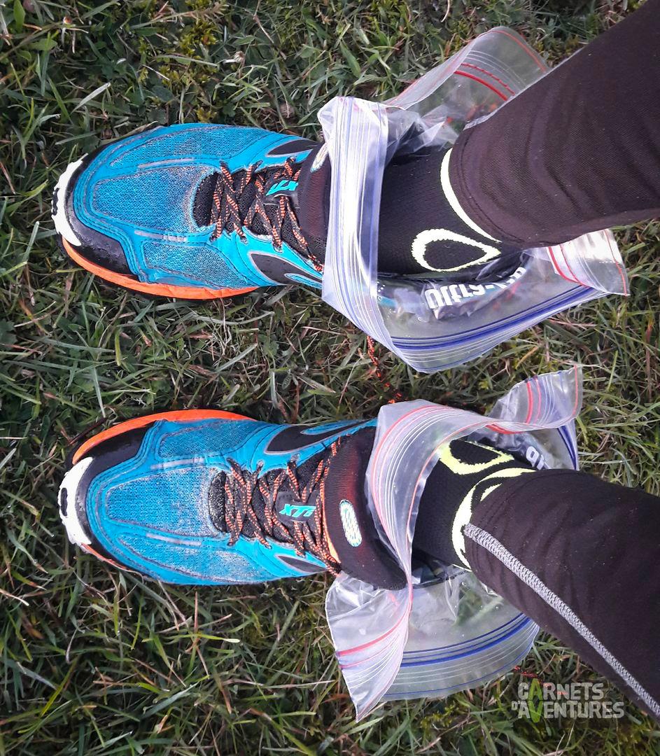 Le ziploc, arme ultime pour garder les pieds au sec au bivouac lorsque les chaussures sont trempées. Merci Johanna pour l'astuce, c'est si simple et si efficace !