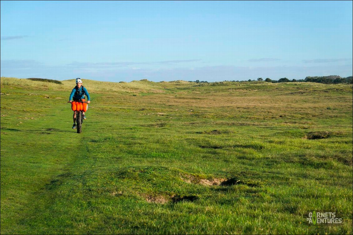 Vers Hauteville-sur-mer.
Parfois, pour changer du sable, on peut rouler sur la zone dunaire (si ce n'est pas interdit aux vélos ce qui est souvent le cas). La mer n'y est plus visible, l'impression de changer d'ambiance est palpable.