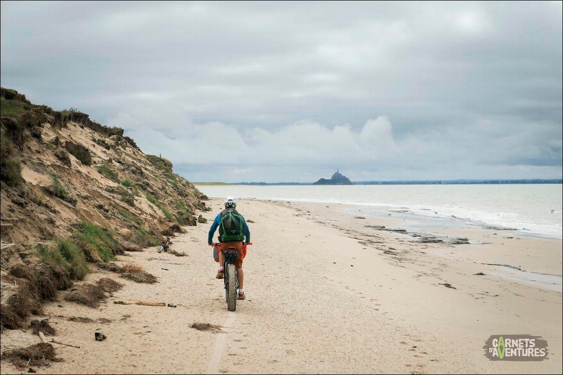 Plage de St-Jean-le-Thomas, le mont St Michel est en vue.
Fait inespérée : une butte sur ma gauche et de l'air sur ma droite... Ni une ni deux, je sors le matériel de vol : c'est ma dernière chance de voler du voyage.