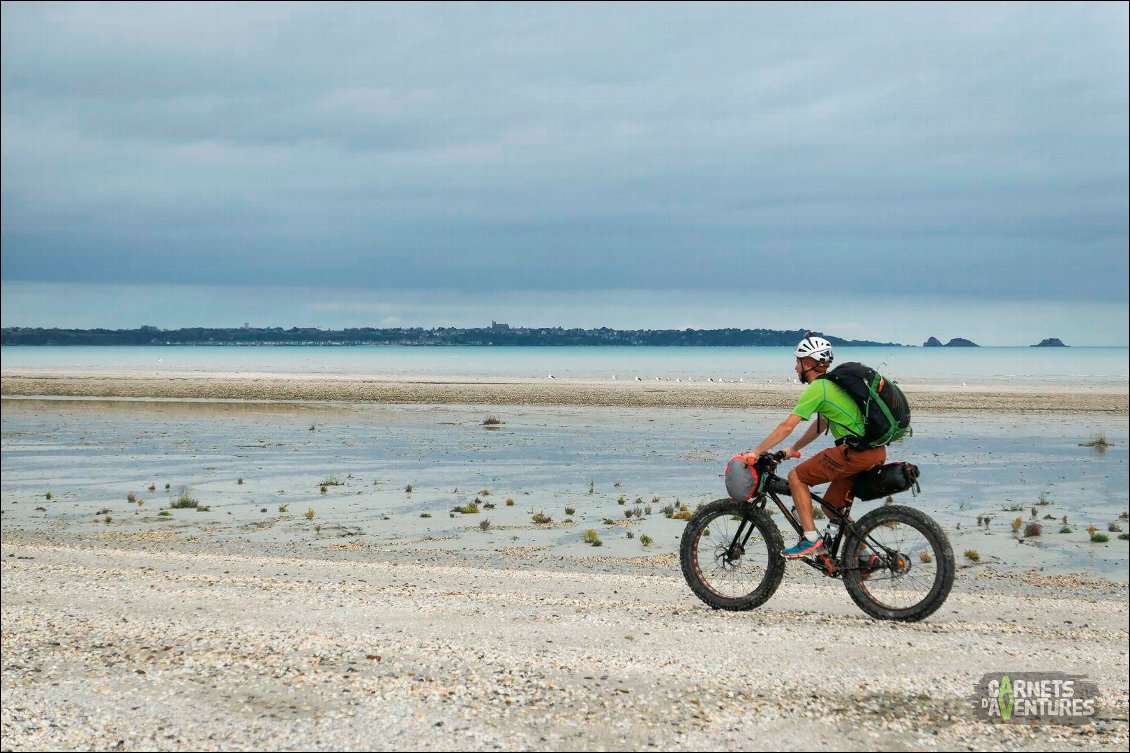 À Cherrueix, je retrouve enfin la plage. Le revêtement n'a en revanche rien à voir : pas de sable ici, mais un concassé de coquillages. Cancale est proche, la conchyliculture bat son plein.