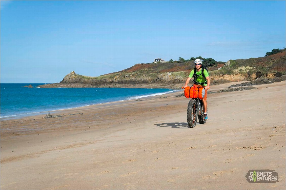 Plage du Verger.
Les côtes déchiquetées bretonnes ont remplacé les grandes plages normandes. Seules de petites anses permettent encore de fouler le sable.