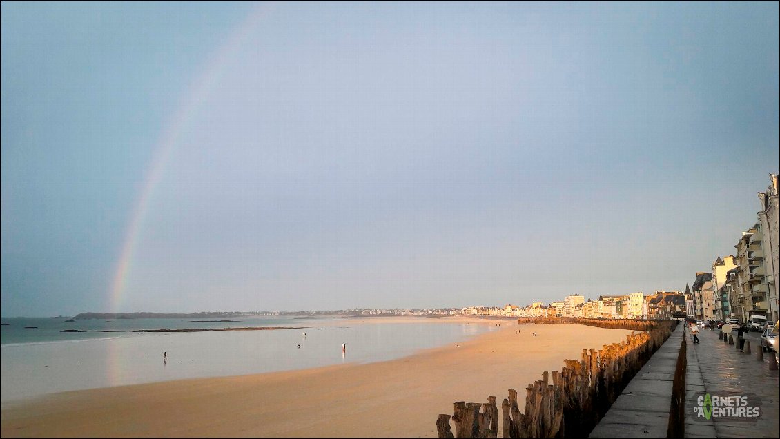 Clin d'oeil du ciel à mon arrivée à St Malo.
Une belle manière de résumer la météo rencontrée : aléatoire et capricieuse mais fantastiquement belle !