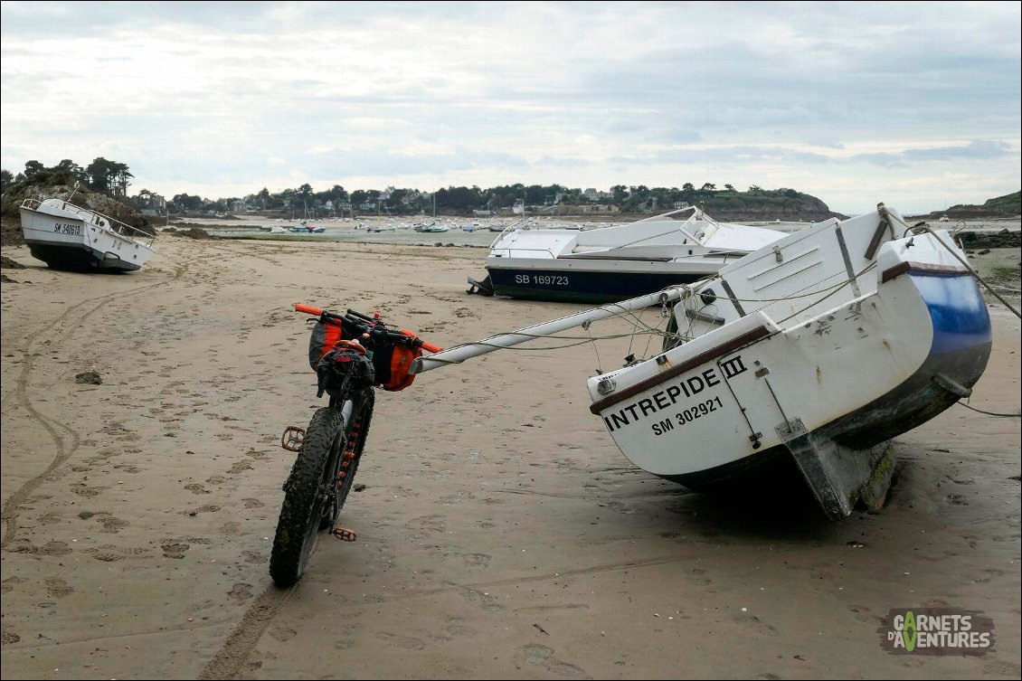 Rothéneuf.
Parfois, le GR passe en zone submersible. Intrépide ?