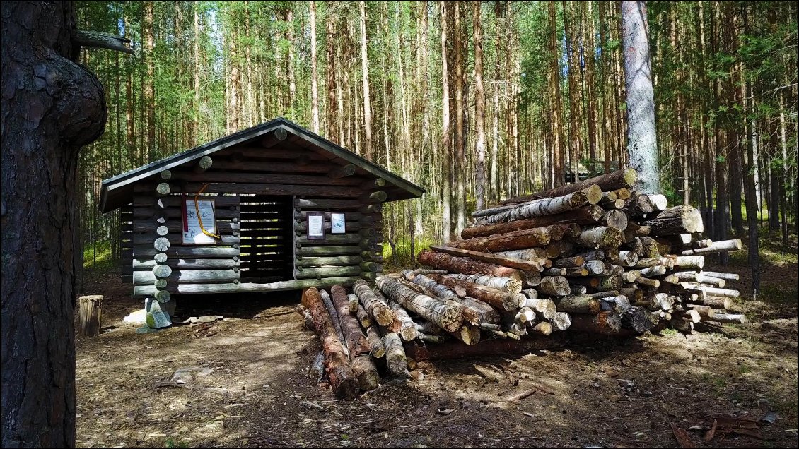 Le bois vient d'arriver et bientôt il sera coupé en buchettes et méticuleusement stocké dans la cabane prévue à cet effet.