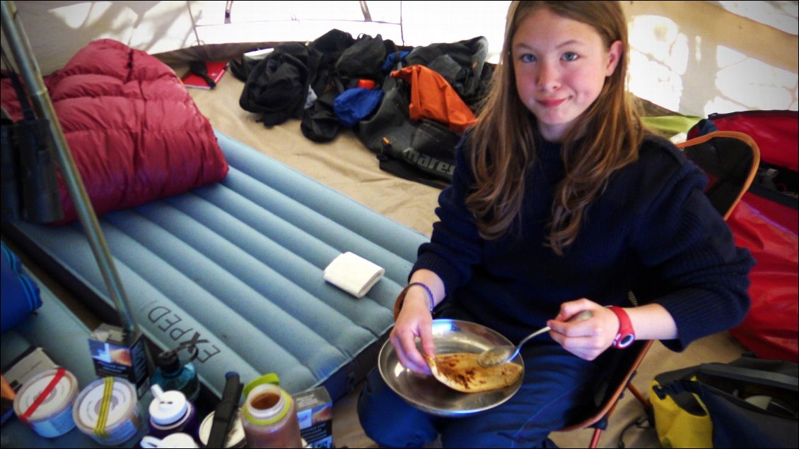 Petit déj'. C'est reparti pour 3 mois et demi de pancakes quotidiens aux garnitures variées.
Depuis le temps nous avons modifié la recette de manière à ne pas s’écœurer trop vite !