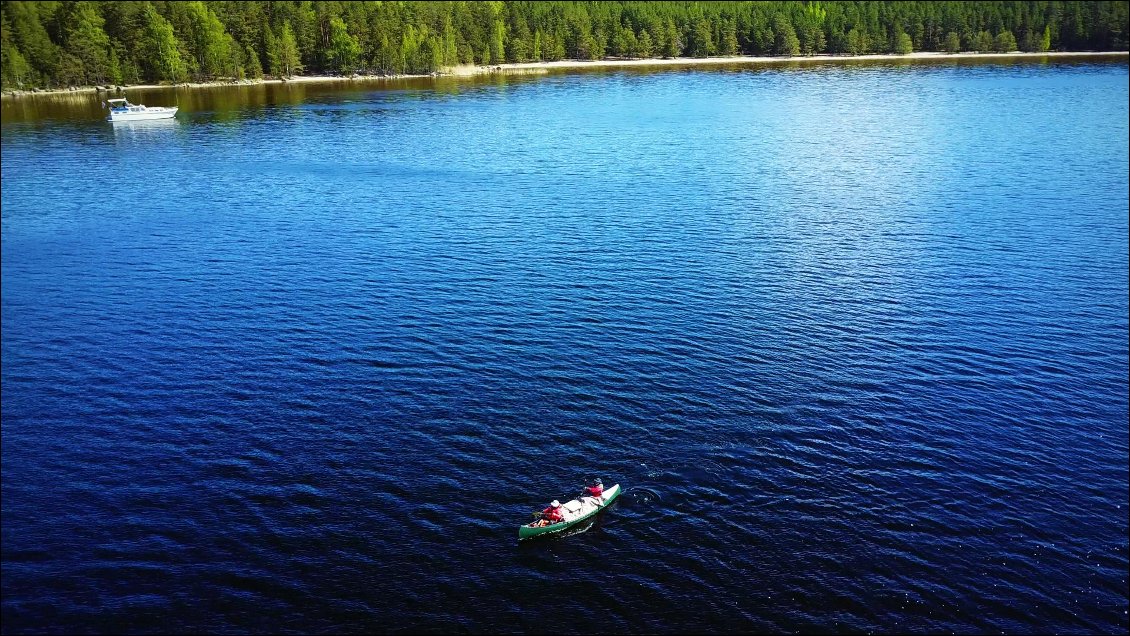 C'est vraiment un stress permanent de faire voler un drone au dessus de l'eau, je crois bien que ce sentiment ne nous a pas quitté jusqu'au dernier vol.