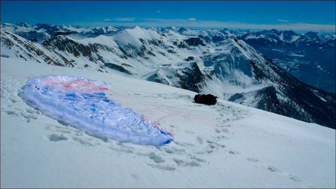 Ski, bivouac et vol dans les Ecrins.
Muter de skieur à parapentiste donne une nouvelle dimension à cette petite escapade. Le matériel léger est alors indispensable : la voile Supair Eiko pèse moins de 3 kg. Tout est détaillé sur le  topo Mytrip