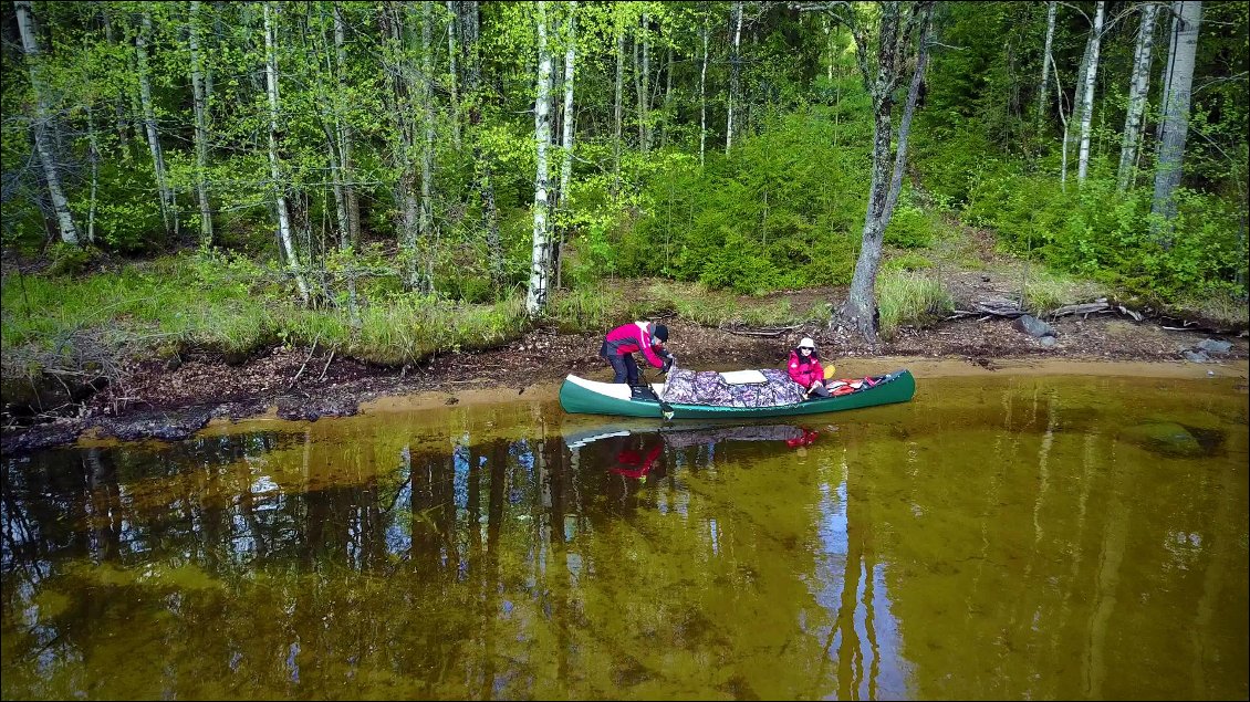 Nous décollons après 2 jours de repos et 3 soirées sauna vraiment bénéfiques, c'est difficile de quitter cet endroit, l’île est gigantesque et sa foret primaire vraiment impressionnante.