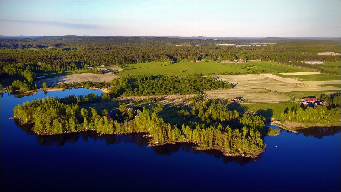 Les arrières plans sont souvent inattendus mais nous sommes dans le sud de la Finlande et il est normal de se situer dans des zones peuplées, exploitées et privées. La tente est visible.