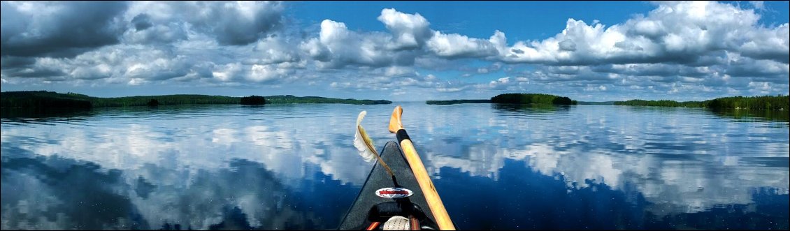 Nous naviguons sur un reflet géant.