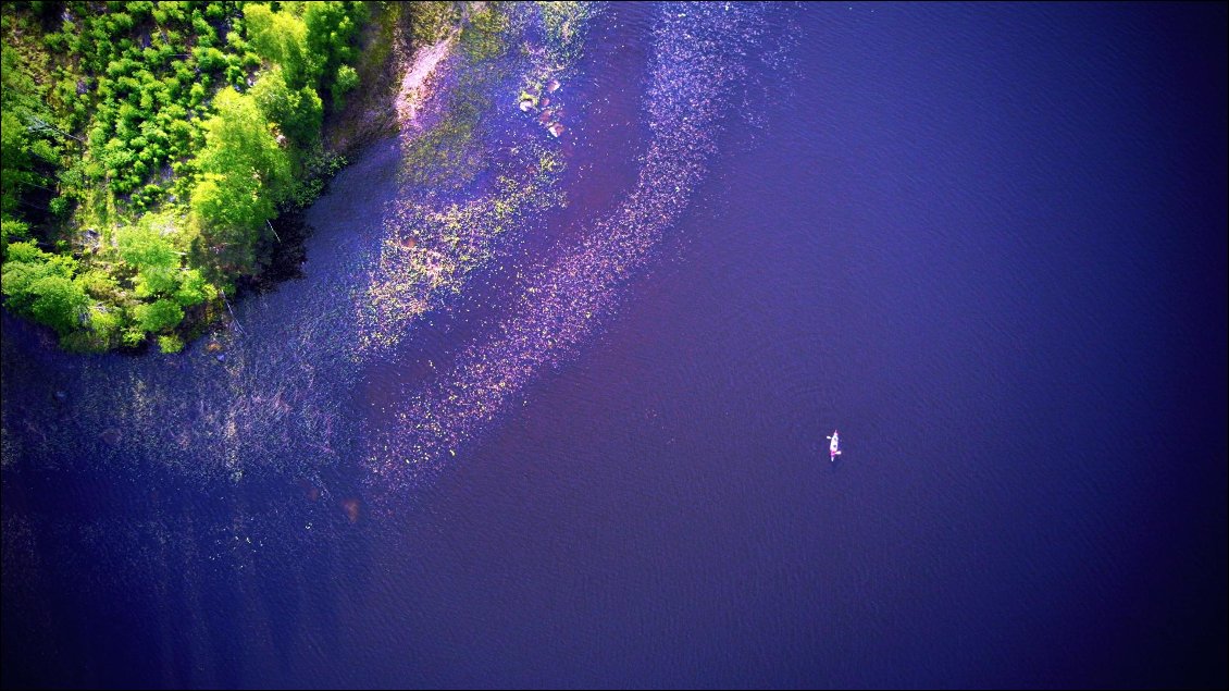 Nous finirons cette journée parmi d'autres finlandais dans leur bateaux à regarder le feu géant, sur un îlot, qui célèbre le solstice d'été. Des gens nous accompagneront avec leur bateau pour nous montrer où se trouve le shelter.