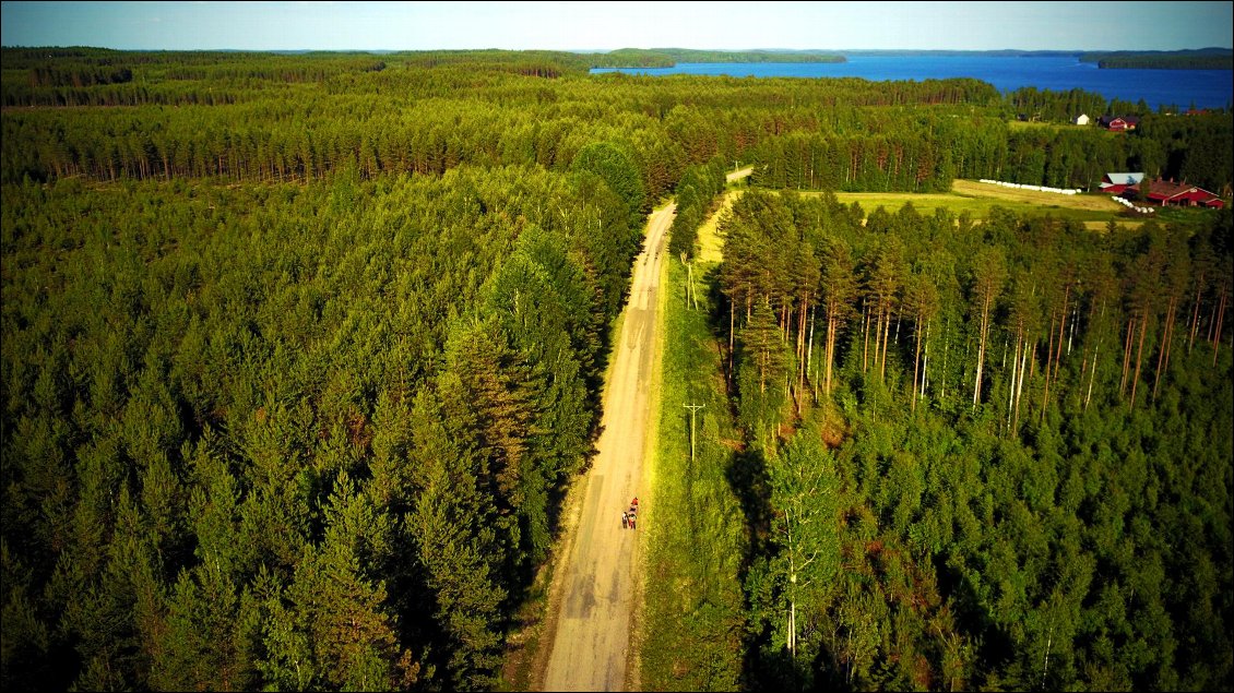 Alors c'est en t-shirt que nous entamons ce portage qui se finira dans la pénombre.