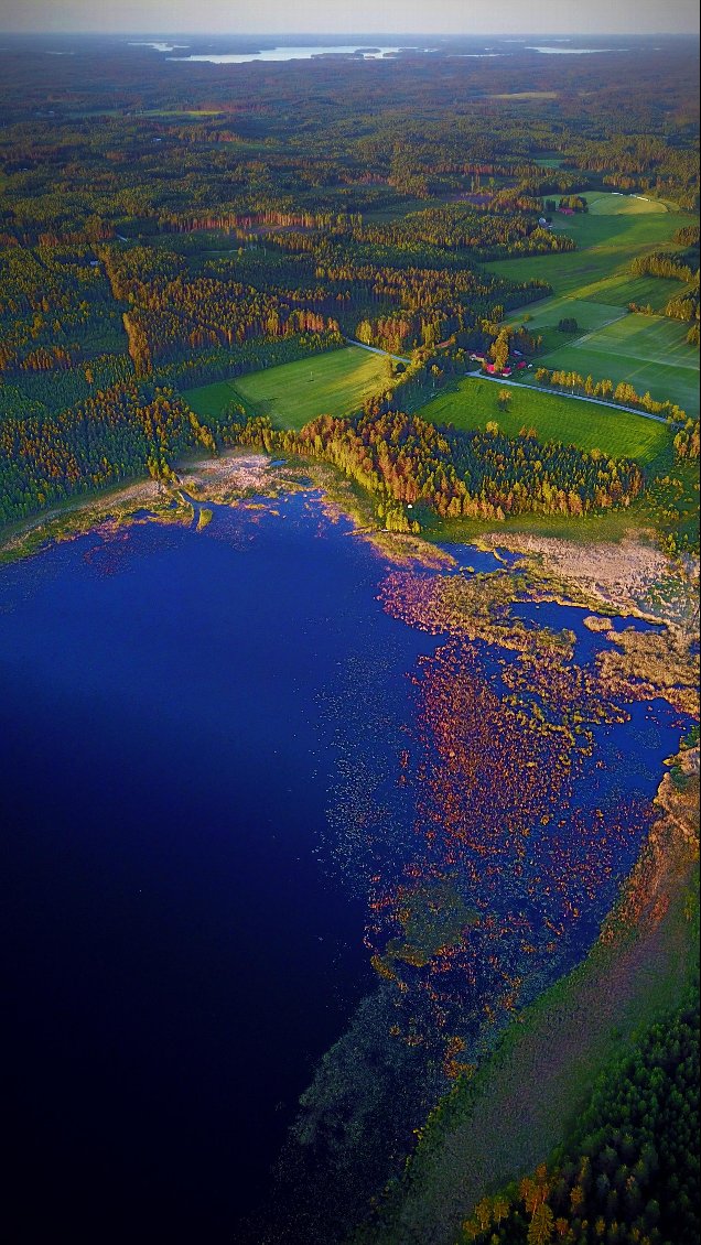 La tente est posée. C'est toujours très satisfaisant de constater qu'il y a un bivouac possible à l'endroit même où nous avions projetés nos espoirs sur le GPS. Du premier coup !