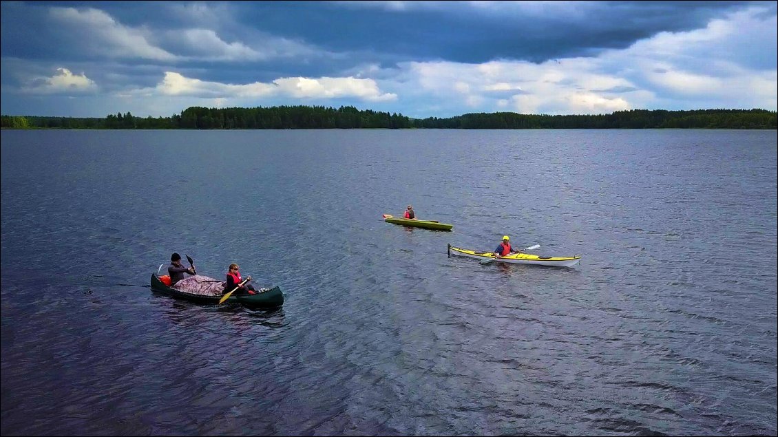 Ils nous accompagneront jusqu’à la prochaine entrée de rivière et, eux aussi par bienveillance, nous affirment que ça doit être particulièrement difficile d'aller jusqu 'à Juva, notre objectif.