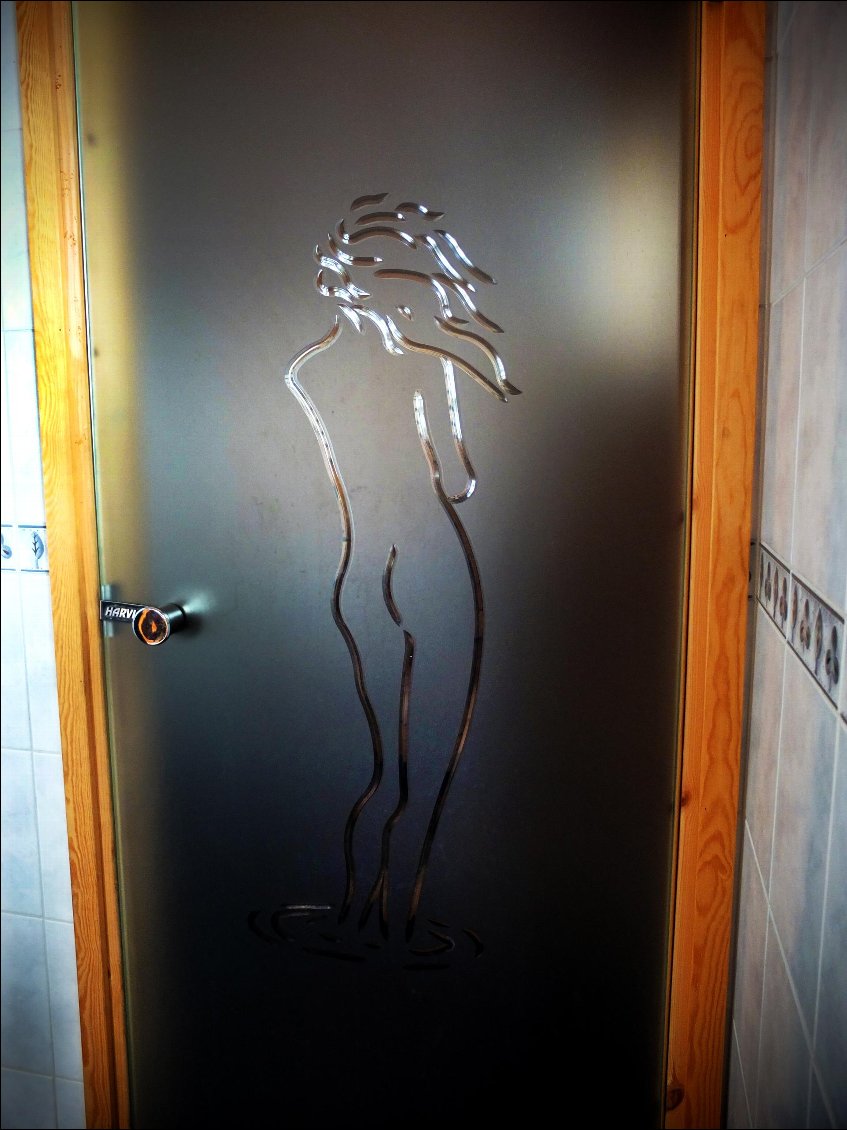 C'est une jolie manière d'annoncer la "salle de bain". Nous nous quitterons à la cabane en début de soirée sans faire aucune image, tellement pris par l'émotion d'un tel moment.