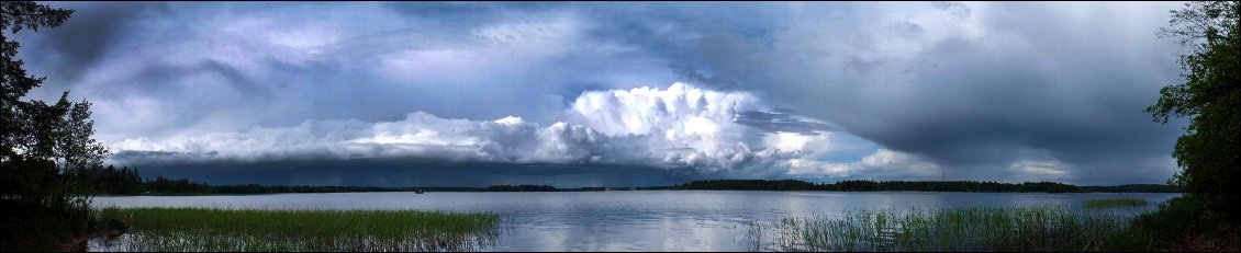 Le temps de cette halte, le ciel nous offre une forme de litanie.