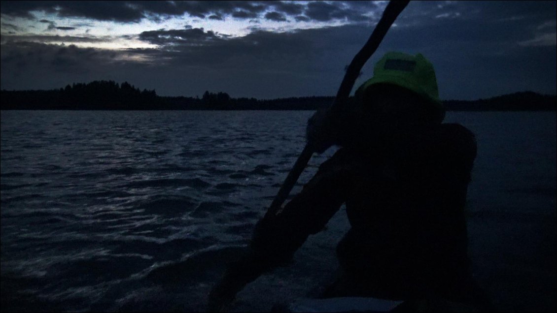Nous traversons un lac et tu en profites pour dormir quelques heures, calée sur l 'avant à l'abri du vent.