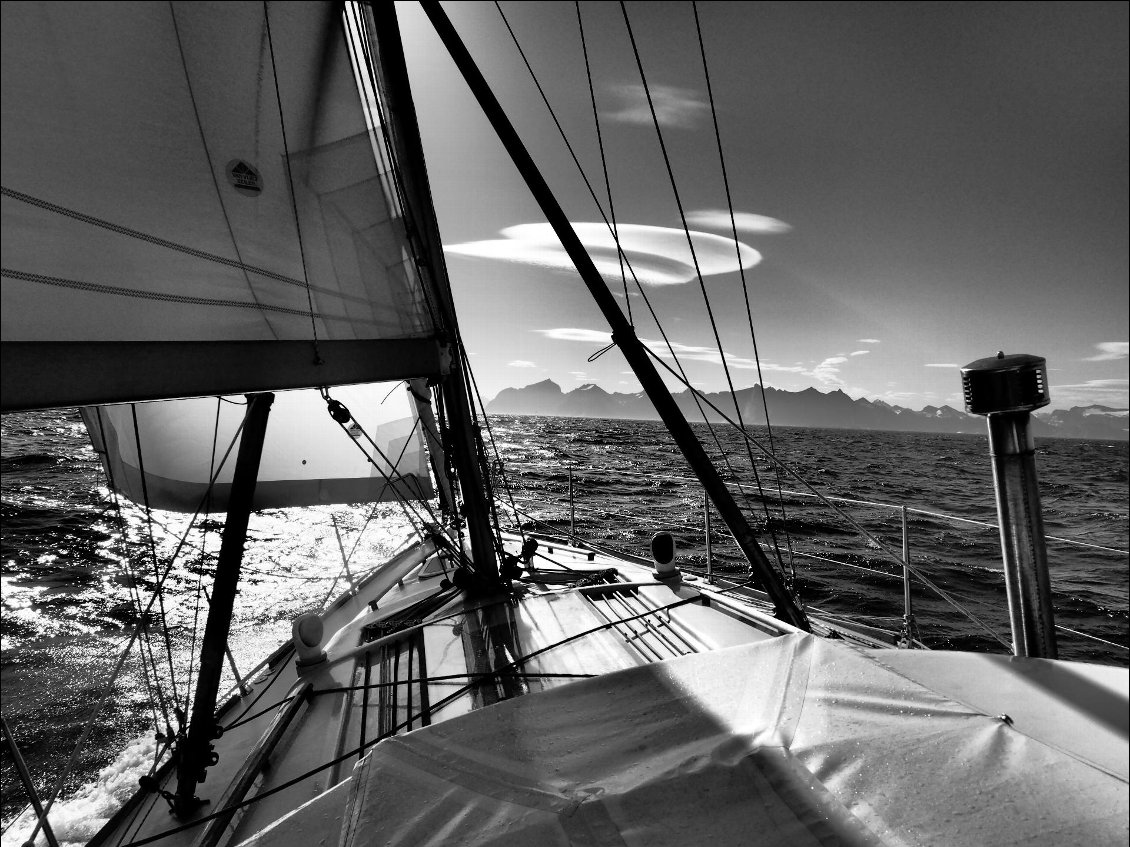 Après 6 jours de traversée à la voile depuis l'Islande, nous sommes accueillis par un lenticulaire "soucoupe volante" à l'approche des côtes groenlandaises (au large de Prins Christianssund). 31 Juillet 2017.
Photo : Anthony Roy, voir son blog Arapawa