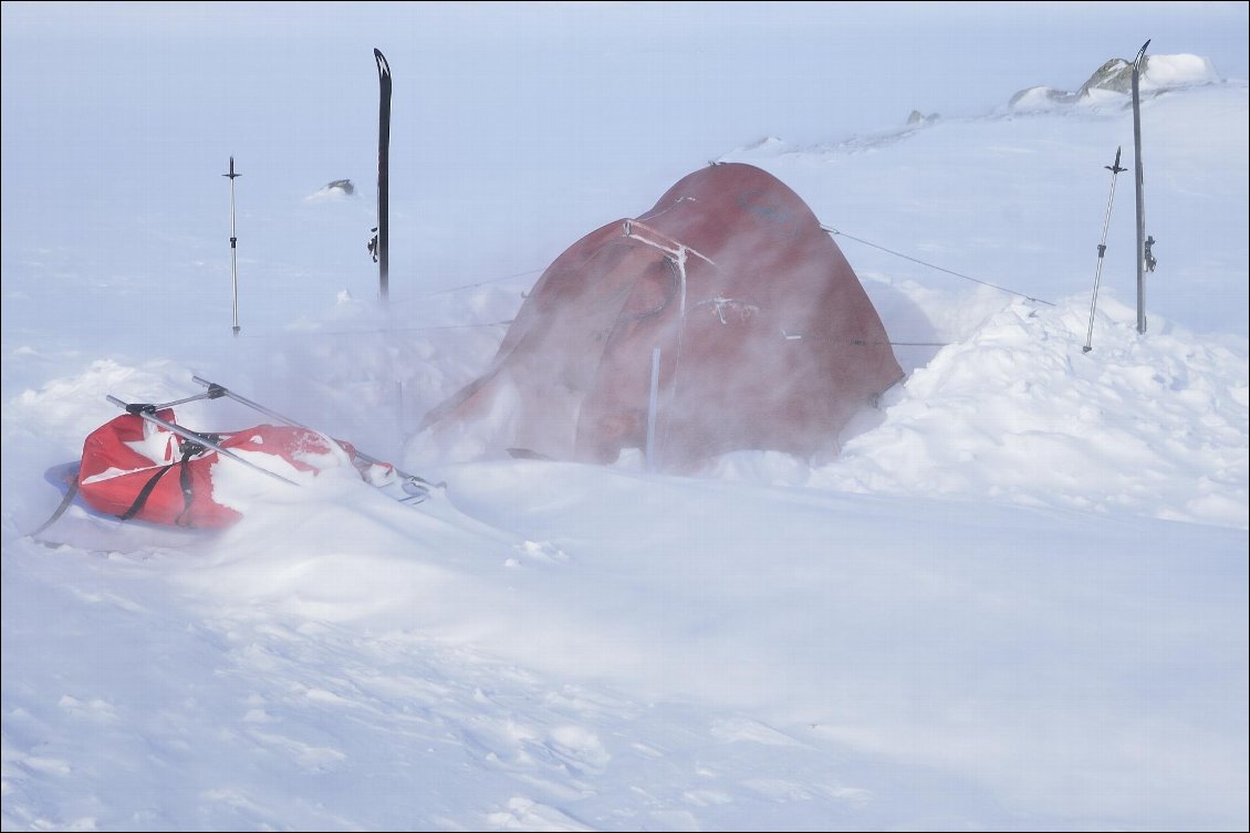 Bivouac hivernal dans le massif du Sarek en Suède.
Photo : Guillaume Hermant, voir son site