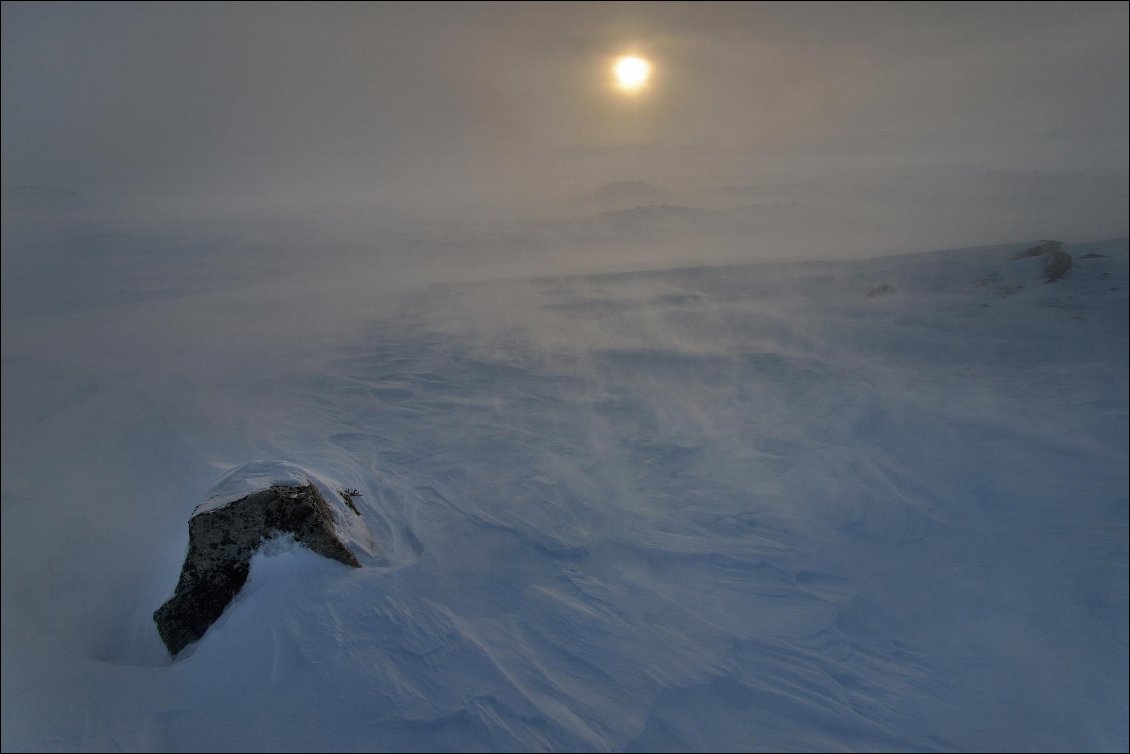 Blizzard en Finlande pendant la Nordkalottlleden en hivernal à ski pulka (il s'agit d'un sentier de randonnée situé en Laponie).
Photo : Guillaume Hermant, voir son site