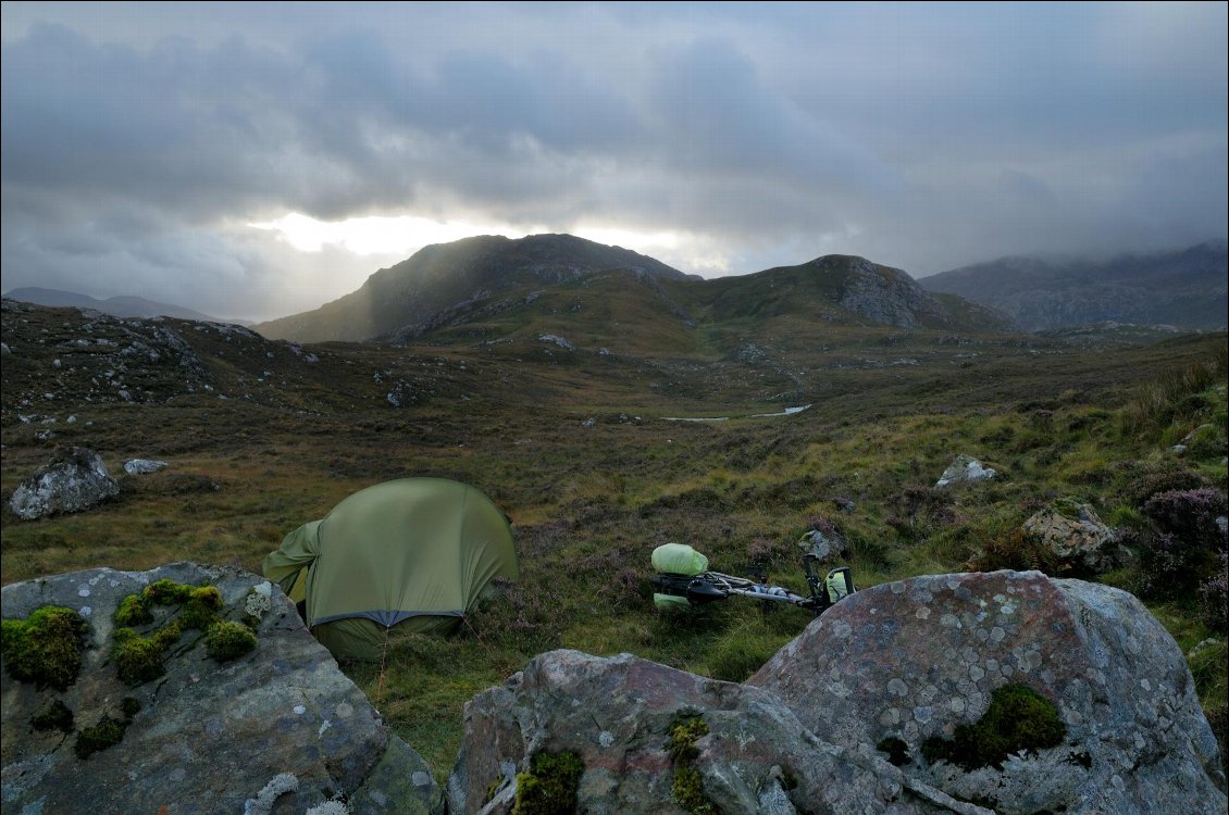 Bivouac difficile au nord de l’Écosse lors d'une traversée des îles Britanniques. Il avait tellement de vent qu'une sardine s'est décrochée et ma frôlé la tête !
Photo : Guillaume Hermant, voir son site