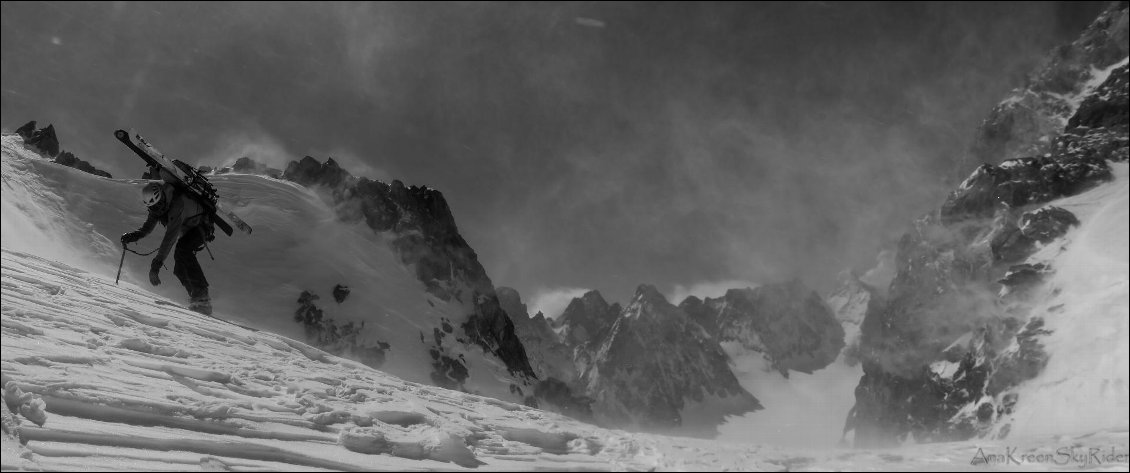 Tempête au col Emile Pic en avril 2016, Parc National des Ecrins.
3e jour d'un raid à ski reliant le refuge des Ecrins au refuge Adèle Planchard. Passage du col Emile Pic avec un vent soutenu au moins 90-100km/h presque à 4 pattes ! On voit le skieur courbé et la neige qui volait continuellement...
Photo : Carine Vial, voir ses albums photos