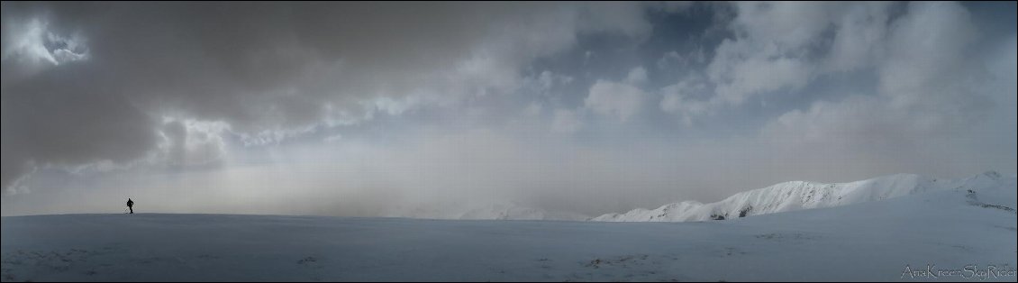 Cap de la Lit, Luchon, Pyrénées françaises. Randonnée à ski dans une tourmente, des rafales de plus de 100km/h brouillant le paysage en agitant en continu les nuages.
Photo : Carine Vial, voir ses albums photos