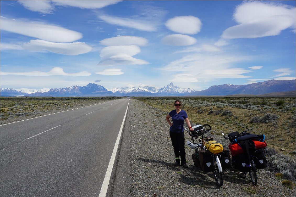 Souvenir de notre journée en direction d' El Chalten où le vent de face a rendu notre progression très difficile mais a aussi fait apparaître de magnifiques nuages lenticulaires dans le ciel !
Photo : Mélodie et Pierre - Traversée de l'Amérique du sud à vélo 2016