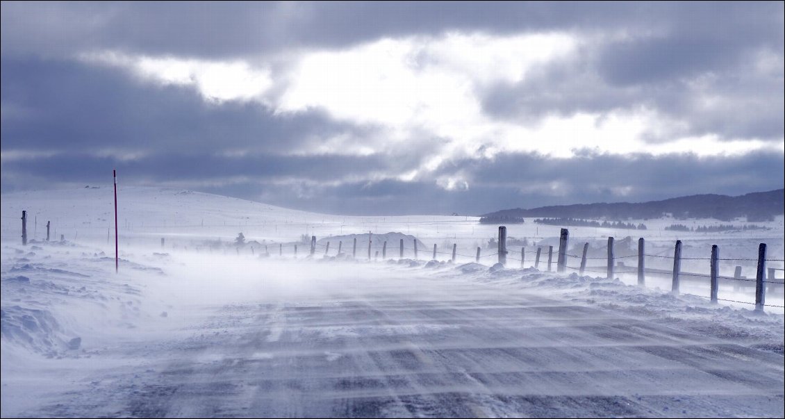 La tourmente en Aubrac, qui fait disparaître la route en quelques instants.
Photo : Marie Nguyen