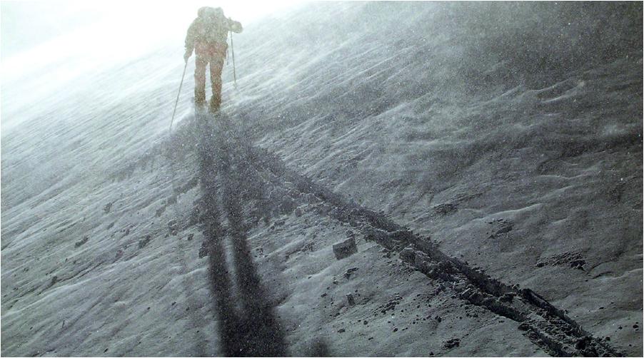 Rando dans le Donezan où les effets du vent sont visibles sur la neige et les pins. Les Pyrénées est (Capcir, Donezan, Madres, Puigmal-Canigou...) sont le pays du vent, qui peut compliquer des randonnées faciles. A l'endroit où ces photos ont été prises, on a relevé 200 km/h lors de la tempête Klaus (ce jour de décembre 2004, on avait déjà plus de 110, attestés par mon anémomètre).
Photo : Bernard Usé