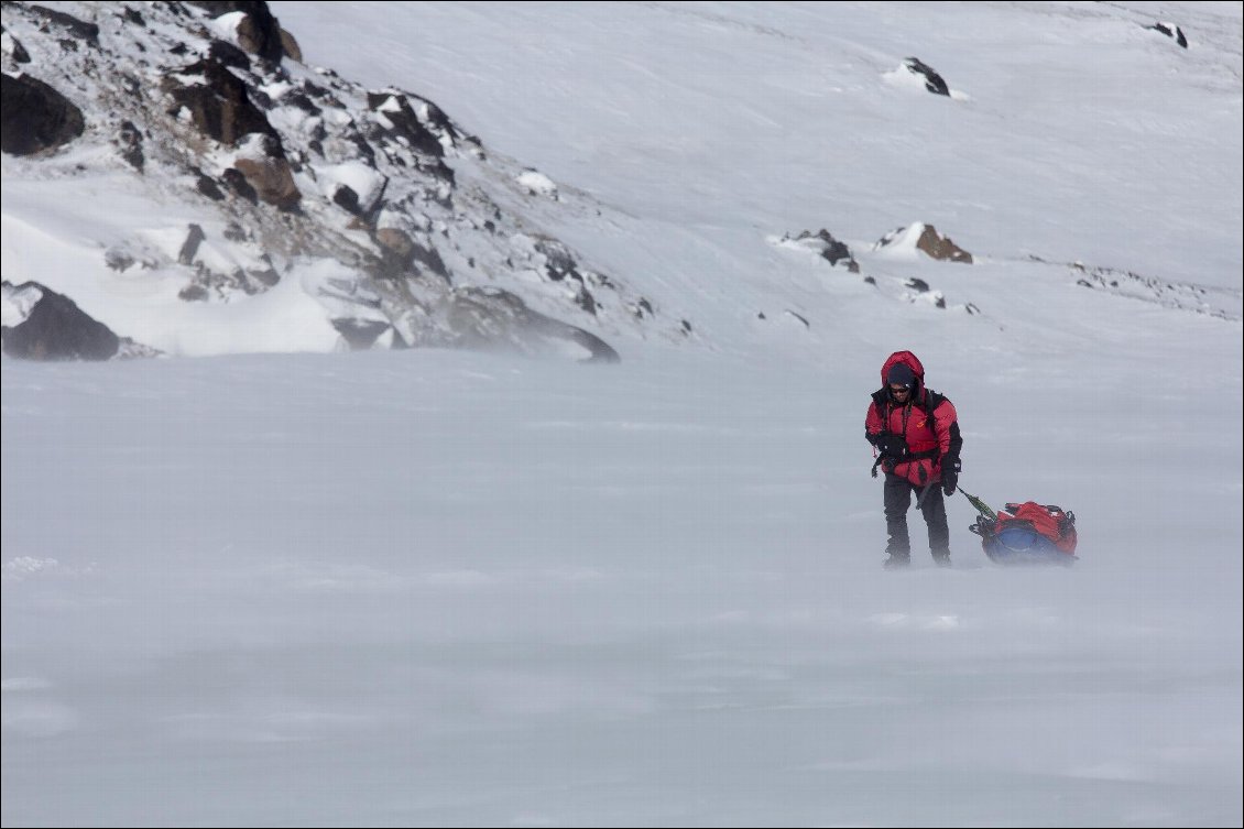 Ambiance venteuse en Terre de Baffin (Canada).
Photo : Manu d'Adhémar, cf. article dans  Carnets d'Aventures #42.