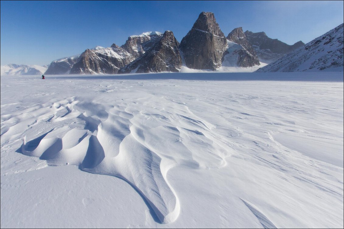 Sculpture et ambiance venteuse en Terre de Baffin (Canada).
Photo : Manu d'Adhémar, cf. article dans  Carnets d'Aventures #42.