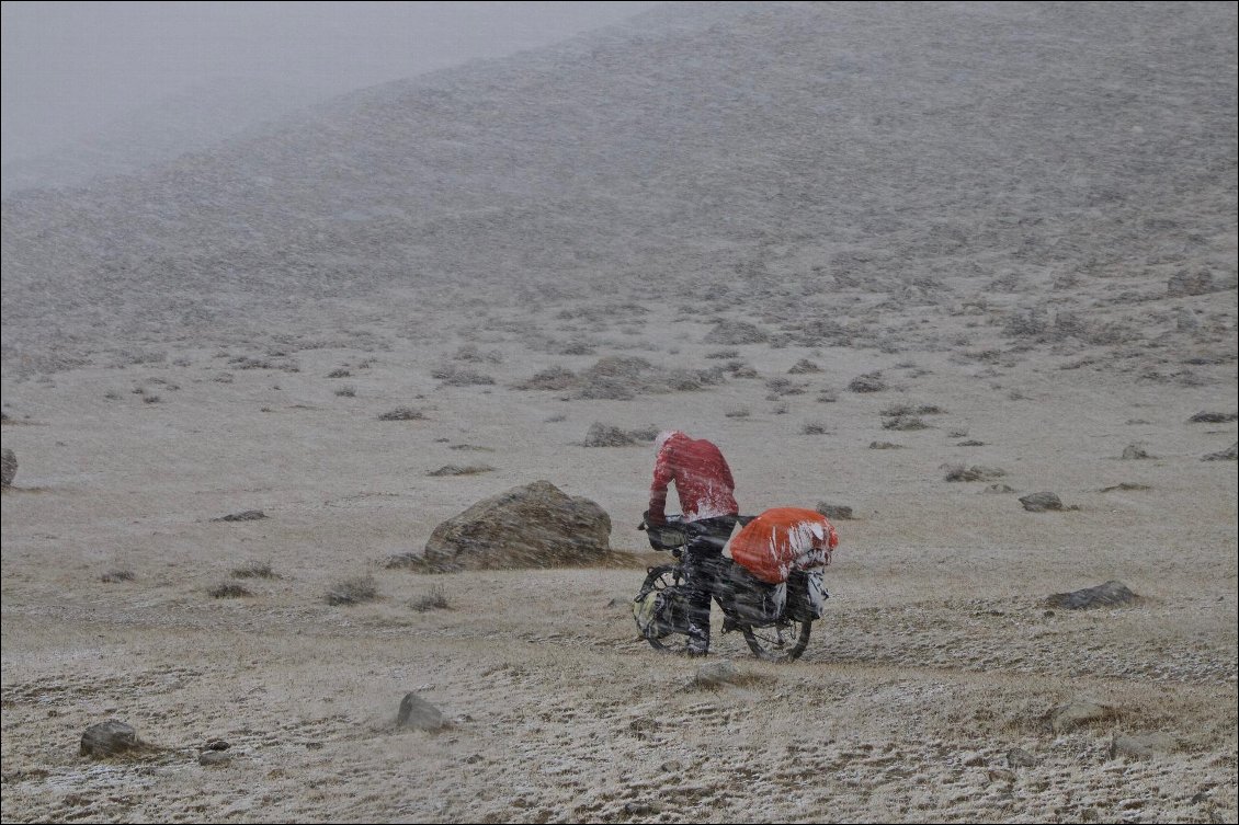 Parc National du Zorkul au Tadjikistan. La journée avait pourtant bien commencé, mais nous voyions arriver le mauvais temps... Nous voilà en quête d'un abri d'urgence !
Photo prise par notre ami Constantino.
Adam et Noémie Looker-Anselme, long voyage à vélo grimpe, voir leur site Small World on a Bike.