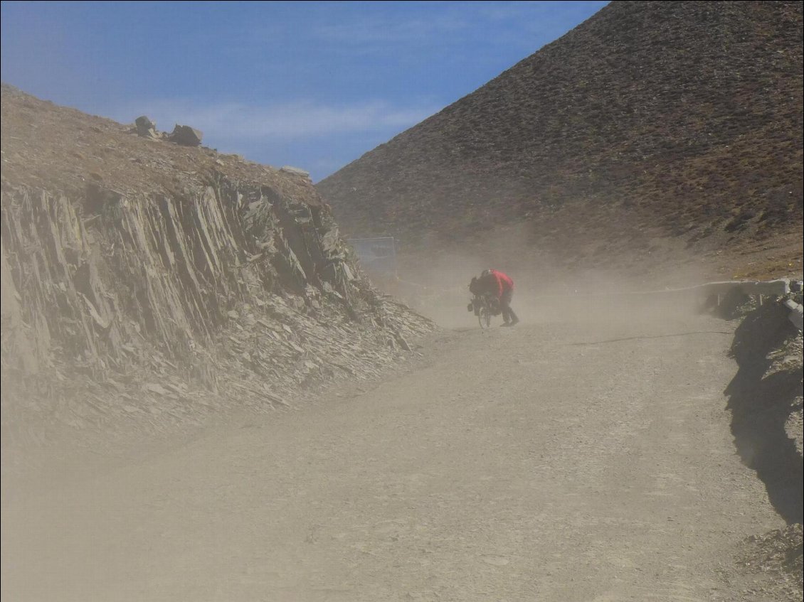 Des bourrasques dévalaient sur nous à intervalle régulier, en faisant un bruit de camion, et nous jetaient des cailloux en pleine figure, nous empêchant de franchir sur nos vélos ce col à 4770 m entre Litang et Shangri-La, en Chine Sichuan, Plateau Tibétain.
Photo : Alice et Benoit, en voyage à vélo couché, voir  leur blog.