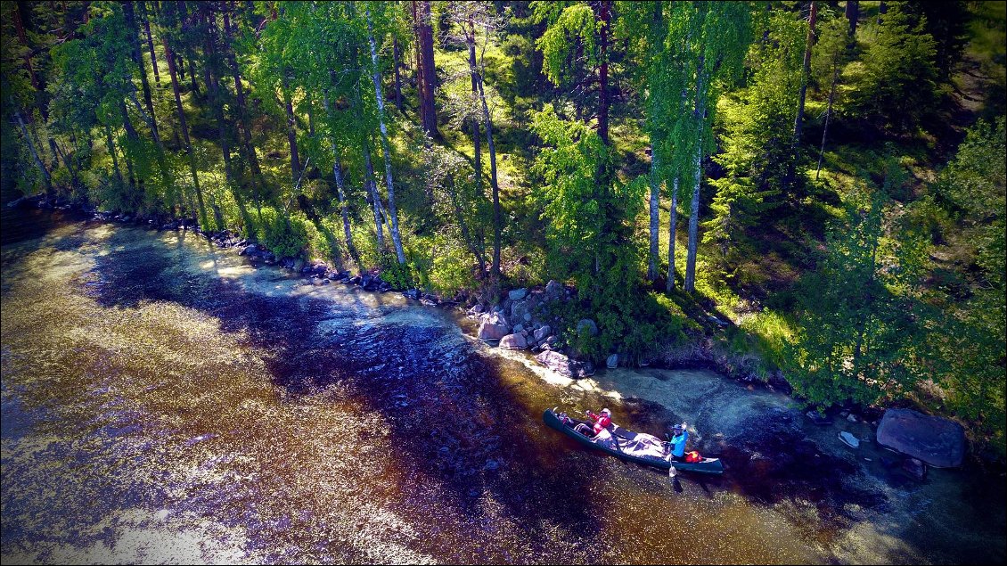 La plupart des berges sont difficiles d’accès et nous préférons faire les petites pauses dans le canoë plutôt que de risquer de se mouiller, et devoir raccourcir la journée. Accoster sur un tel rivage n'est jamais facile.