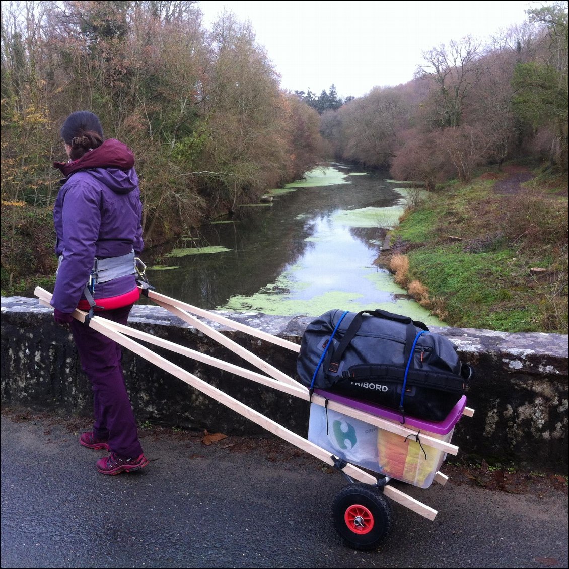 Home-made, avec rien que de la récup des autres voyages! Les roues du canoë, une vieille caisse, des chambres à air, le sac "étanche" qui a servi sur la Loire, des tasseaux, les mousquetons du hamac, et la sangle abdominale d'un sac à dos décousue... Bon, il faudra la recoudre après, c'est prévu!!